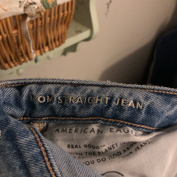 American Eagle Straight Mom Jean - Picture 3 of 4
